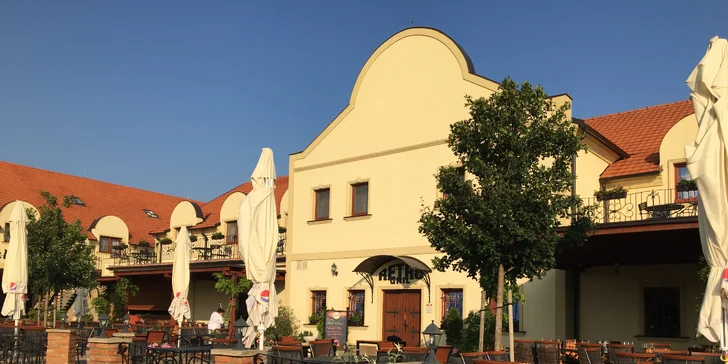 Vinařství U Kapličky: víno, jídlo, wellness, venkovní bazén i půjčení kol