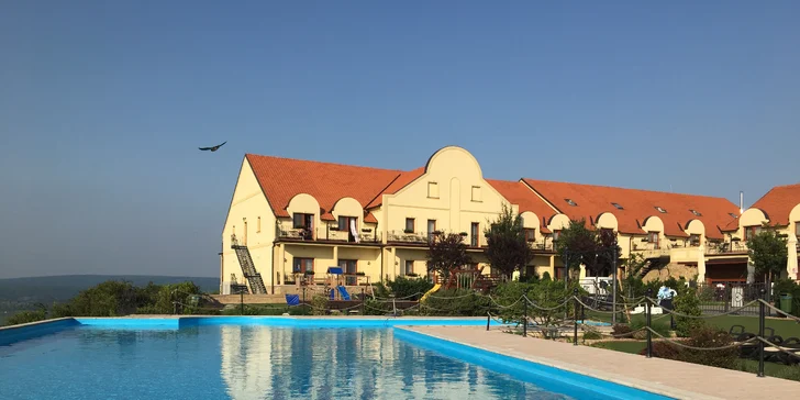Vinařství U Kapličky: víno, jídlo, wellness, venkovní bazén i půjčení kol