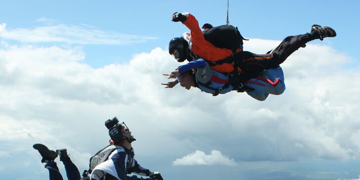 Tandemový seskok s profesionálním instruktorem z garantované výšky 3300 m nad terénem