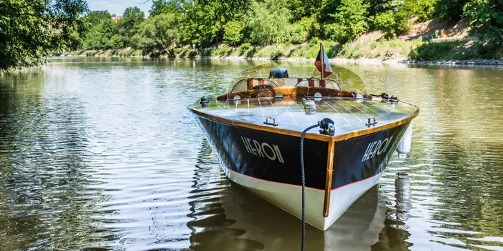 Pronájem dřevěného motorového člunu na 60 minut: až pro 4 osoby, palivo a nealko šampaňské