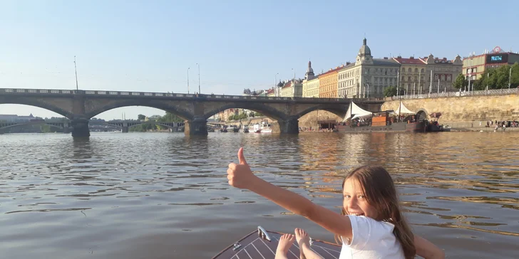 Pronájem motorového člunu na 60 minut: až pro 4 osoby, palivo a nealko šampaňské