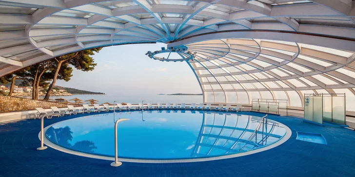 Letní dovolená v chorvatském Primoštenu: 3* hotel s jídlem a bazénem, 50 m od pláže