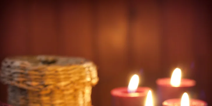 Masáž probíhá za svitu svíček a v doprovodu relaxační hudby.