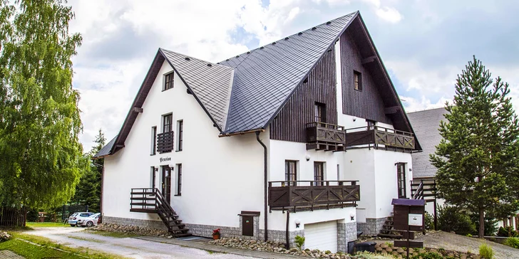 3–8 dní v Krkonoších: polopenze, láhev vína, výlety a třeba i lyžování