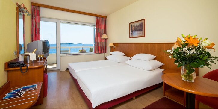 Letní dovolená v chorvatském Primoštenu: 3* hotel s jídlem a bazénem, 50 m od pláže