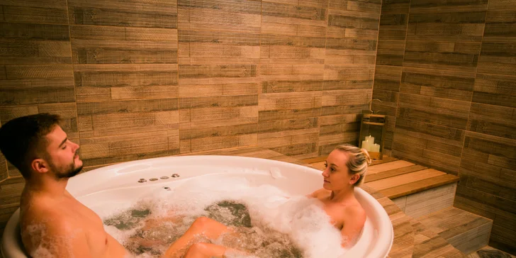 90 minut v privátním wellness až pro 3 osoby: vířivá vana, finská sauna, limonáda a miska ovoce