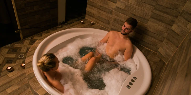 90 minut v privátním wellness až pro 3 osoby: vířivá vana, finská sauna, limonáda a miska ovoce