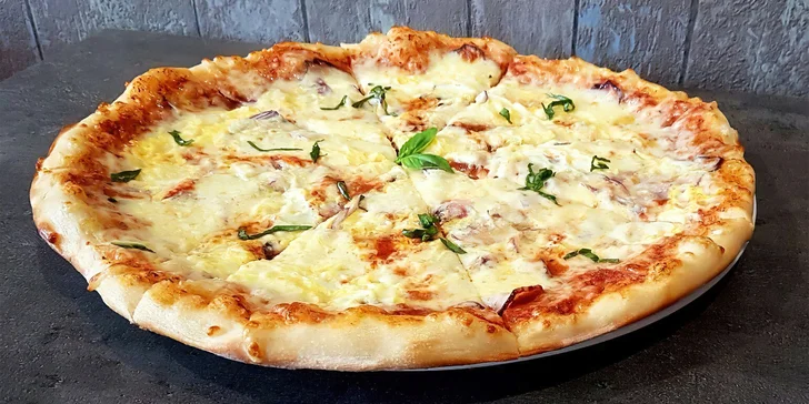 Dvě pizzy o průměru 40 cm podle výběru: na místě, s sebou i rozvoz