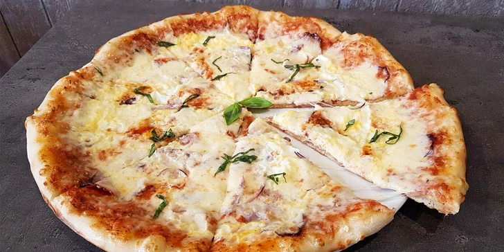 Dvě pizzy o průměru 40 cm podle výběru ze 17 druhů: na místě či na odnos