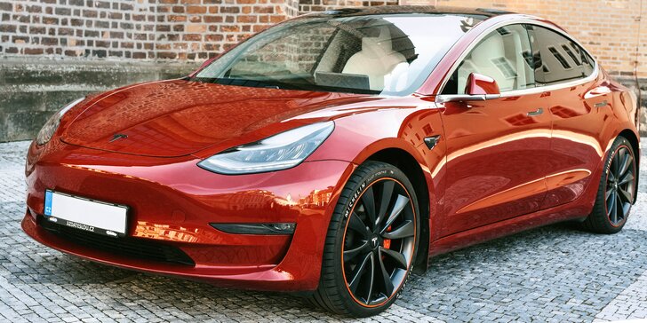 Jízda do budoucnosti v elektromobilu Tesla Model 3 Performance: spolujezdcem i řidičem
