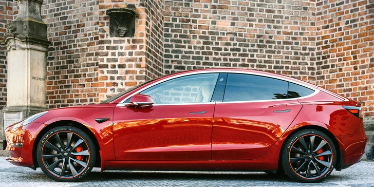 Jízda do budoucnosti v elektromobilu Tesla Model 3 Performance: 20–60 min. jako spolujezdec i řidič