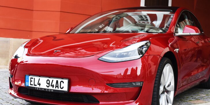 Jízda do budoucnosti v elektromobilu Tesla Model 3 Performance: spolujezdcem i řidičem