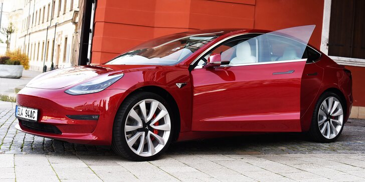 Jízda v elektromobilu Tesla Model 3 performance: spolujezdcem i řidičem