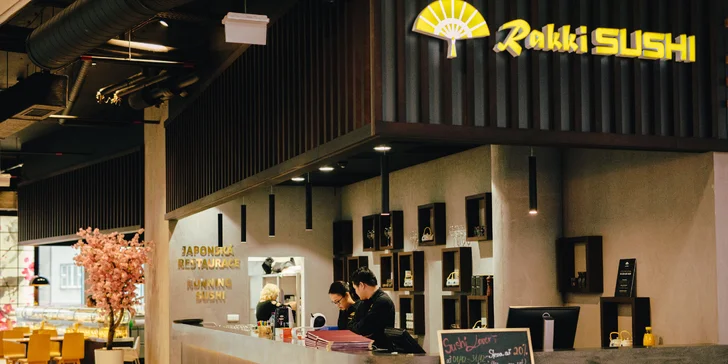 Sushi sety: 24–52 rolek s rybami i zeleninou i s tofu polévkami či salátem