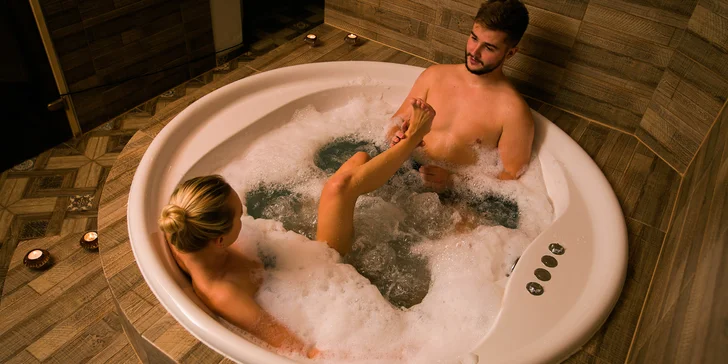 90 minut v privátním wellness až pro 3 osoby: vířivá vana, finská sauna, limonáda a miska ovoce