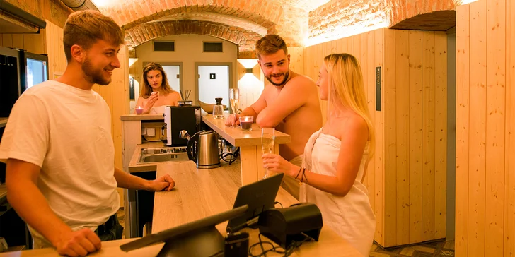 90 minut v privátním wellness až pro 3 osoby: vířivá vana, finská sauna, limonáda a miska ovoce
