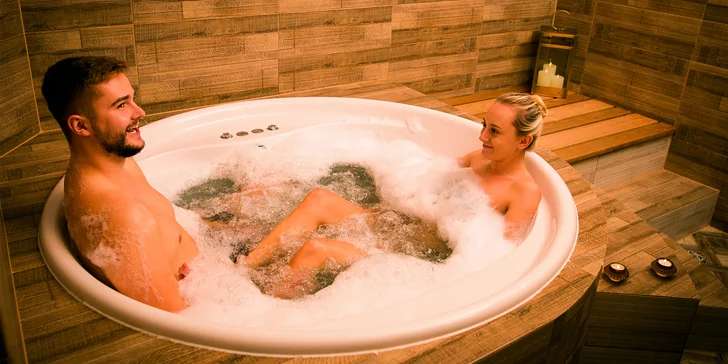 90 minut v privátním wellness až pro 3 osoby: vířivá vana, finská sauna, limonáda a miska ovoce