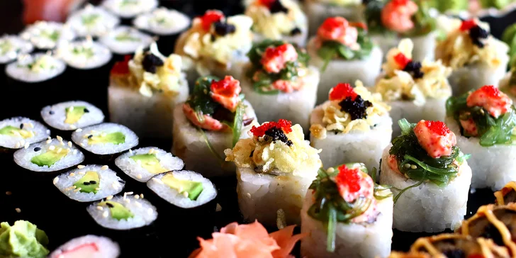 Sushi sety se 40 až 56 kousky: maki, nigiri, tempura i speciální smažené rolky