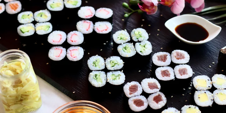 Sushi sety se 40 až 56 kousky: maki, nigiri, tempura i speciální smažené rolky
