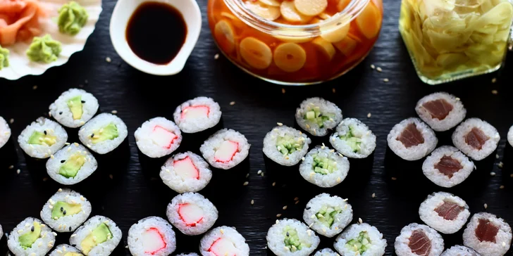 Sushi sety se 40 až 56 kousky: maki, nigiri, tempura i speciální smažené rolky