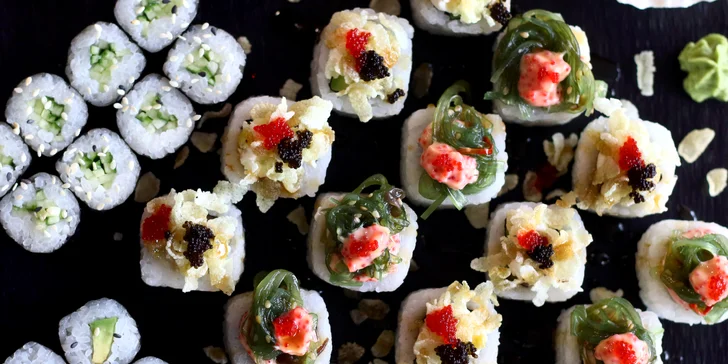 Sushi sety se 40 až 56 kousky: maki, nigiri, tempura i speciální smažené rolky