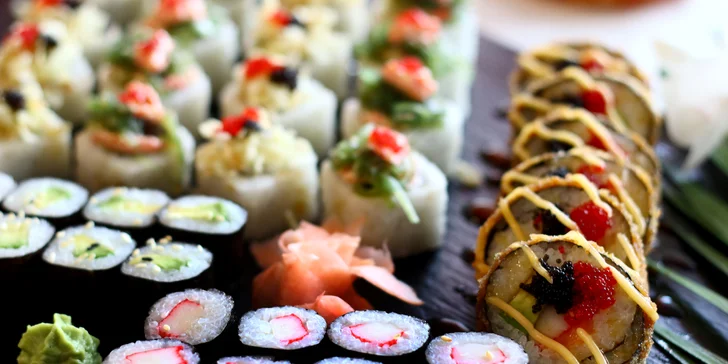 Sushi sety se 40 až 56 kousky: maki, nigiri, tempura i speciální smažené rolky