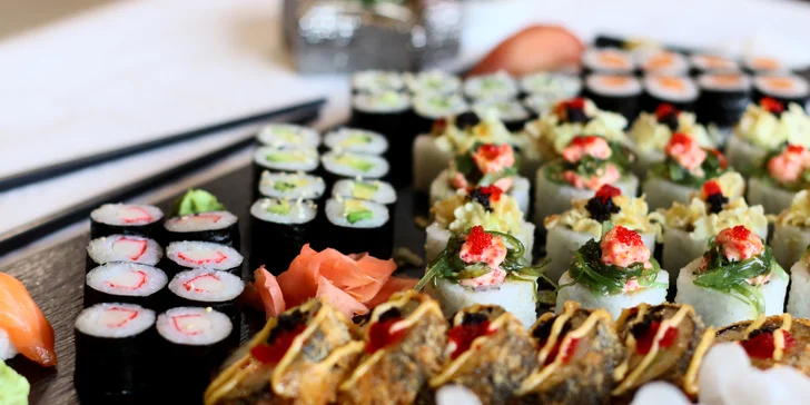 Sushi sety se 40 až 56 kousky: maki, nigiri, tempura i speciální smažené rolky