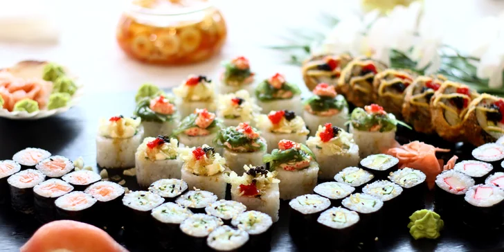 Sushi sety se 40 až 56 kousky: maki, nigiri, tempura i speciální smažené rolky
