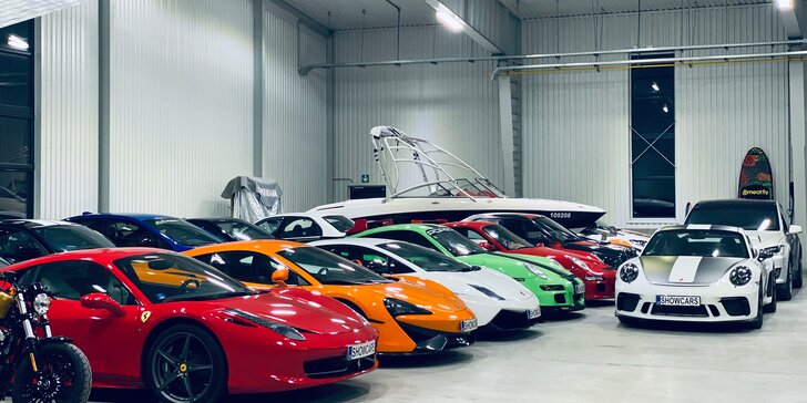 Prohlídka garáže Showcars plné nabušených vozů i s možností zasednout za volant a focení