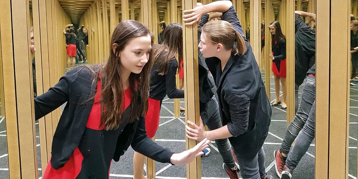 Svět smíchu, kouzel a zázraků: zábavný zrcadlový labyrint pro celou rodinu