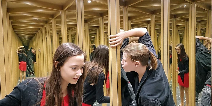 Svět smíchu, kouzel a zázraků: Zrcadlový labyrint je zábavou pro celou rodinu