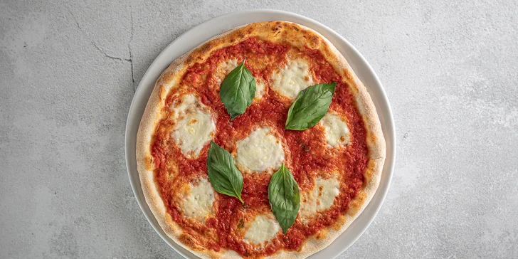 Tři pizzy o průměru 35 cm podle výběru z 16 druhů, krabice na odnos