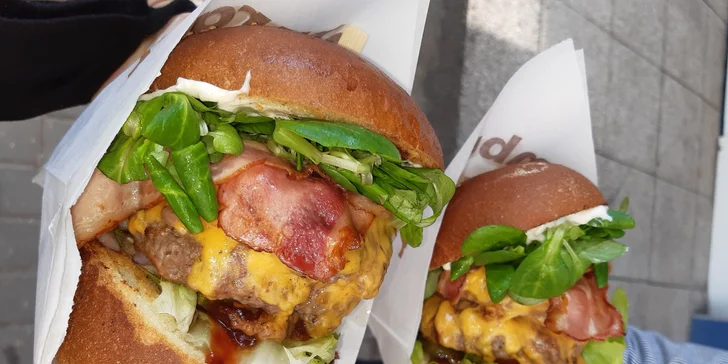 Parádní nálož: dvojitý cheeseburger se slaninou a domácí houskou pro 1 i 2 osoby