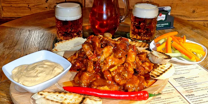 Kilo a půl šťavnatých Buffalo wings, dvoulitrový džbánek piva či limonády a dezert pro dva