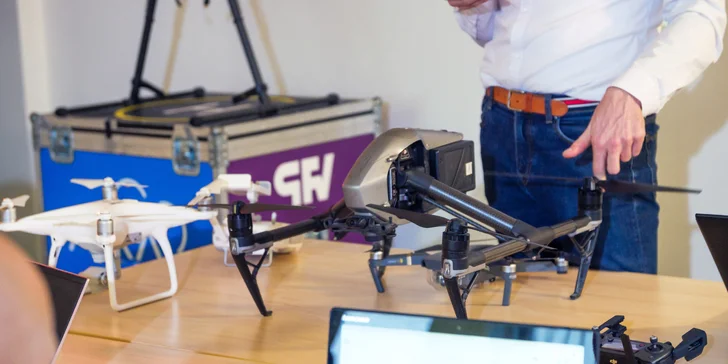 4hodinový kurz létání s dronem: Základy ovládání nebo FPV racing