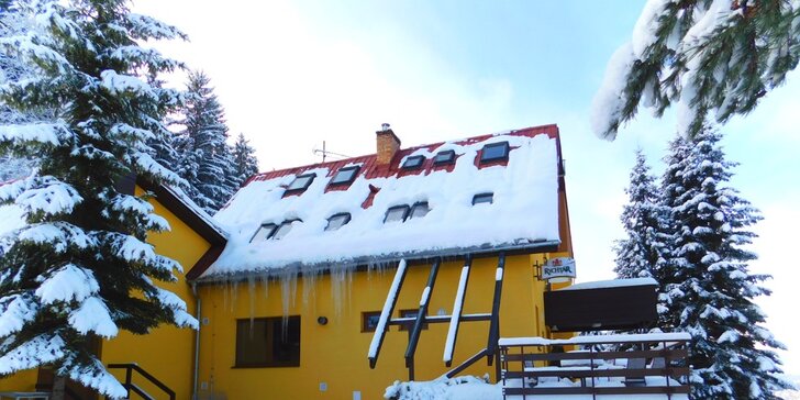 Turistika či lyžování v malebných Beskydech pro 2 s polopenzí a saunou