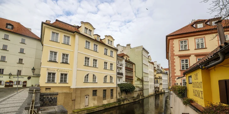 Ubytování v samém srdci Prahy s výhledem na Hrad a snídaní: hotel přímo u Čertovky a Karlova mostu