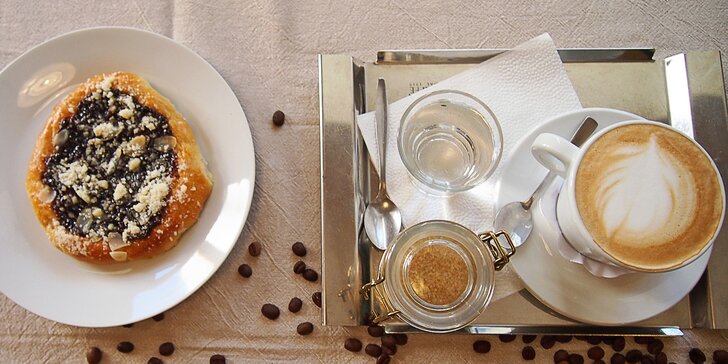 Káva dle výběru a domácí koláček s tvarohem, mákem či povidly pro 1 nebo 2 osoby