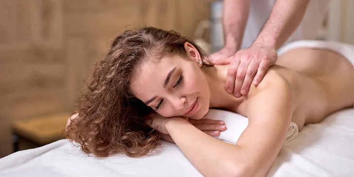 Klasická alebo olejová masáž z rúk fyzioterapeuta