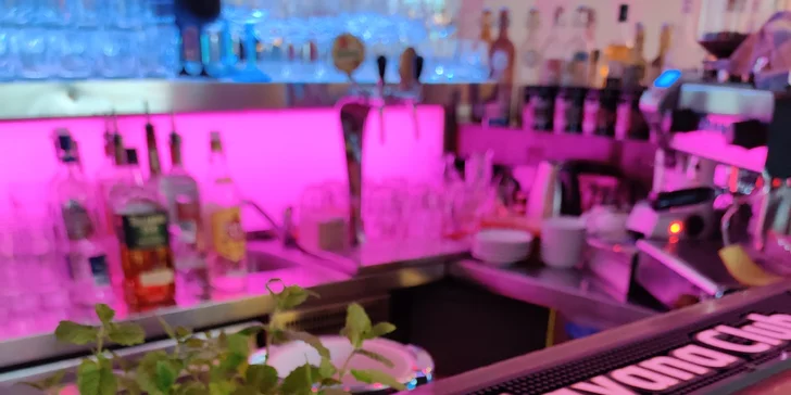 Pohoda na Kladně: vodní dýmka a káva či alkoholický drink pro 2 osoby