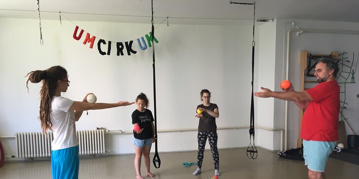 Nácvik cirkusových dovedností pro jednoho i rodinu: žonglování, chůze po laně, chůdy i akrobacie