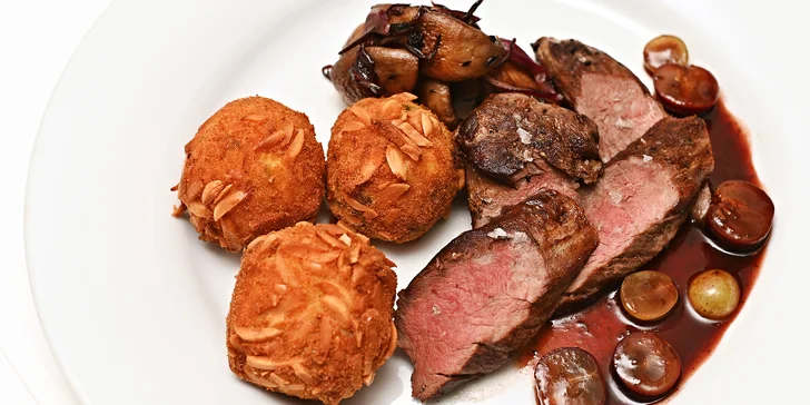 Valentýn na Malé Straně: tříchodové menu podle výběru i s lahví vína pro 2 osoby