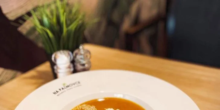 Moderní restaurace Na Palmovce: až 1500 Kč na českou klasiku, burgery i jídla pro vegany