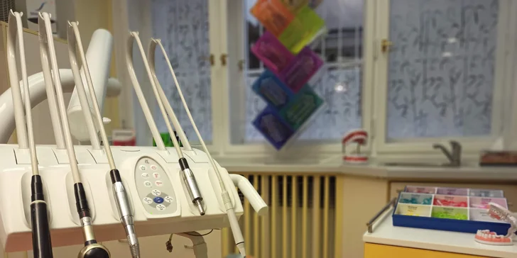 Zářivý úsměv a zdravé zuby: dentální hygiena pro dospělého včetně airflow