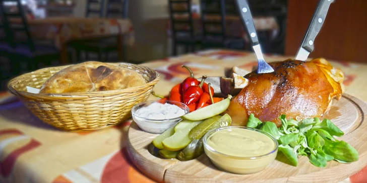 Čas se zmasit: 1,5 kg grilovaného vepřového kolena pro 2-4 hladovce