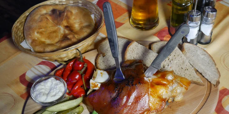 Čas se zmasit: 1,5 kg grilovaného vepřového kolena pro 2-4 hladovce