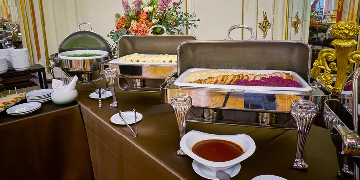 Bohatý brunch v Grand Hotelu Bohemia: předkrmy, hlavní chody, dezerty i nápoje