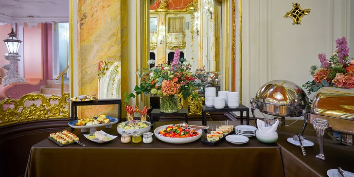 Bohatý brunch v Grand Hotelu Bohemia na Novém Městě: předkrmy, saláty i nápoje