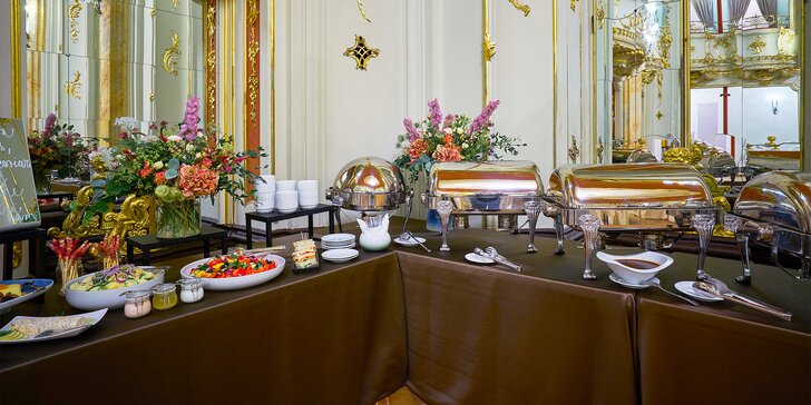 Bohatý brunch v Grand Hotelu Bohemia na Novém Městě: předkrmy, saláty i nápoje