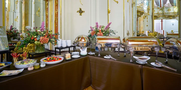 Bohatý brunch v Grand Hotelu Bohemia: předkrmy, hlavní chody, dezerty i nápoje